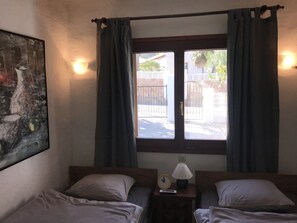 2 bedrooms, travel crib, free WiFi, bed sheets