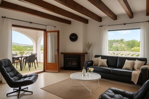 Smart TV, chimenea y estéreo 