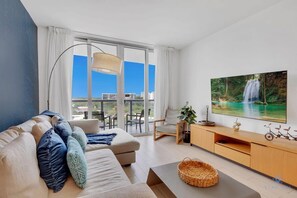 TV, offices - Apartment w/ Balcony+ Amazing Pool+ Near Beach (Hallandale Beach)