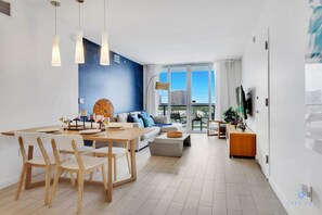 TV, offices - Apartment w/ Balcony+ Amazing Pool+ Near Beach (Hallandale Beach)