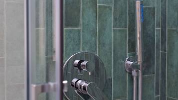 Doccia, asciugacapelli, bidet, asciugamani