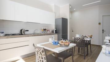 Frigorifero, microonde, forno, bollitore elettrico