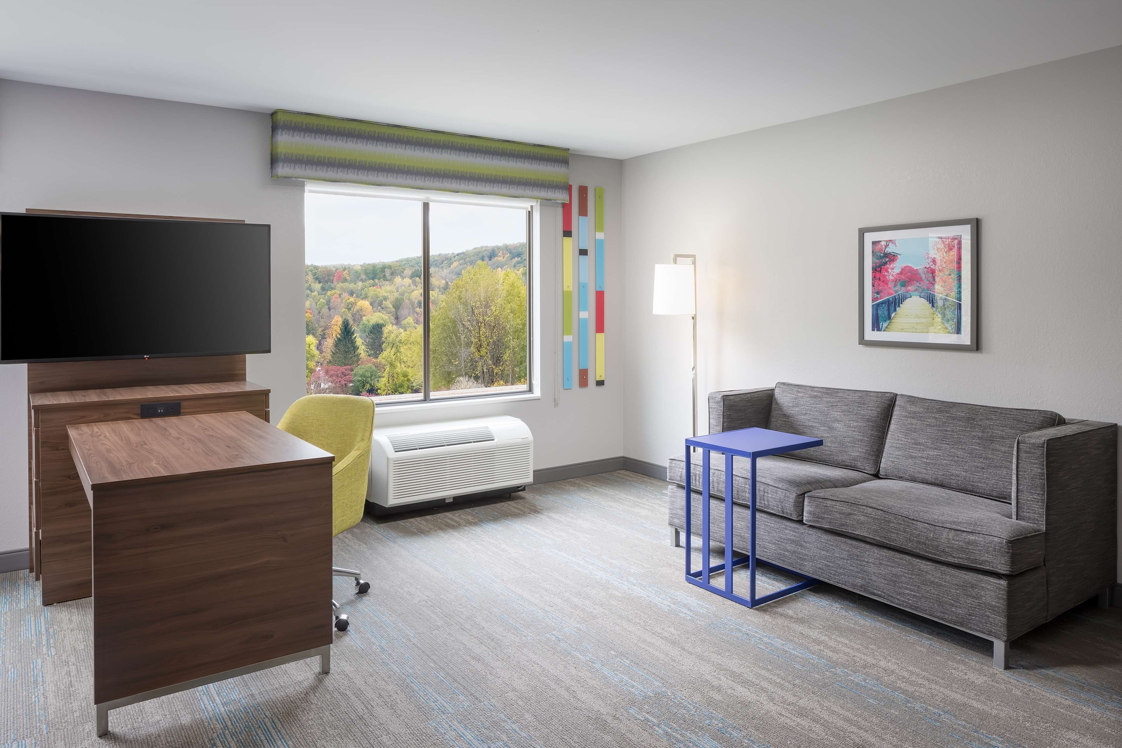 Studio, 1 kingsize bed, koelkast & magnetron (Wet bar) | Een kluis op de kamer, een bureau, een strijkplank/strijkijzer