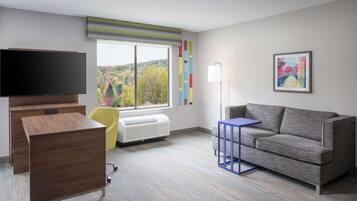 Studio, 1 kingsize bed, koelkast & magnetron (Wet bar) | Een kluis op de kamer, een bureau, een strijkplank/strijkijzer