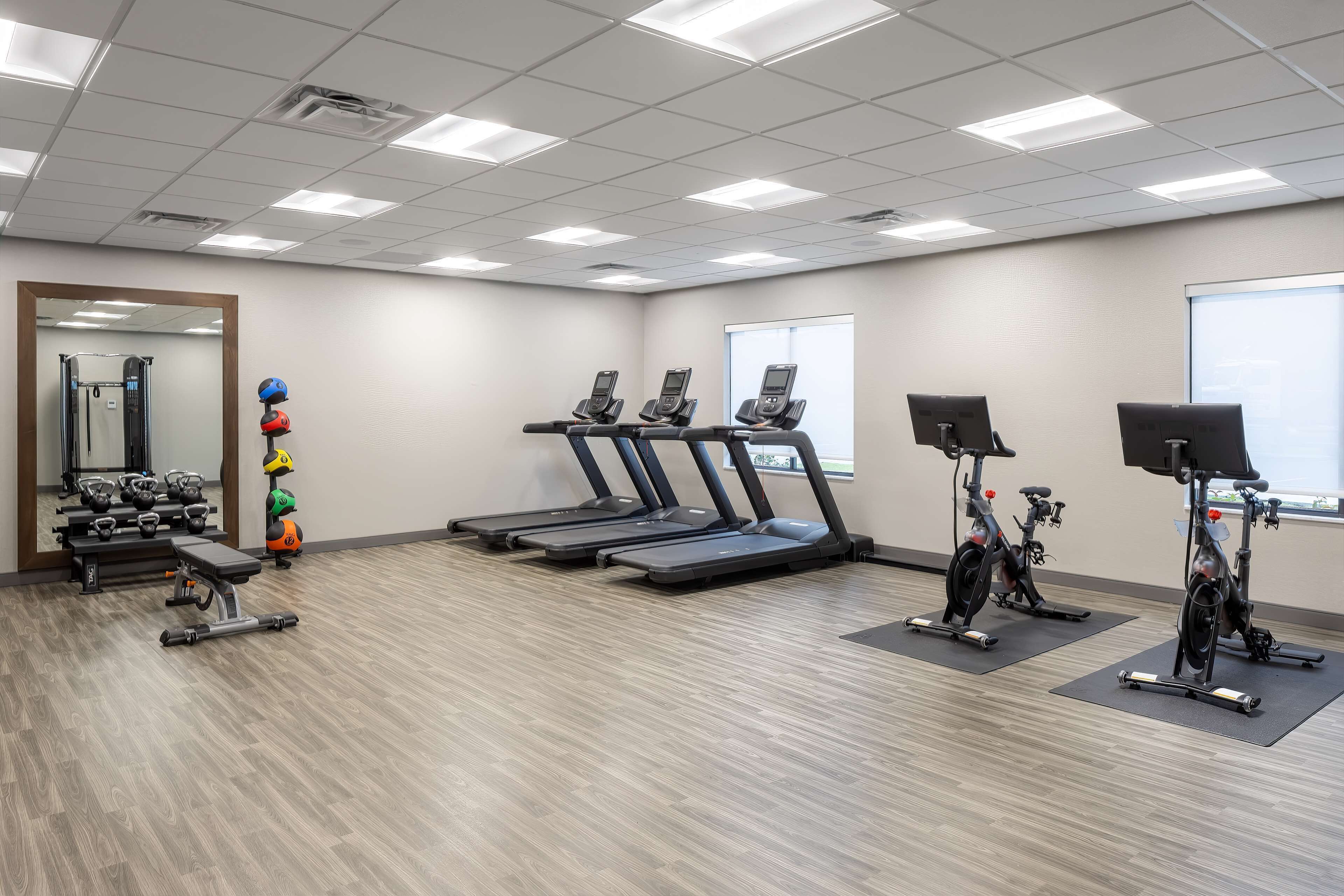 Et fitnesscenter med løbebånd, motionscykler og styrkemaskiner.