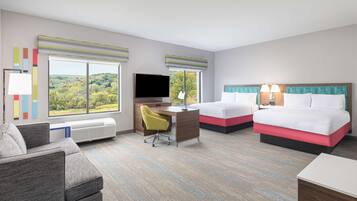 Studio, 2 queensize bedden, koelkast & magnetron (Wet bar) | Woonruimte | Een 55-inch flatscreentelevisie met satellietzenders en televisie