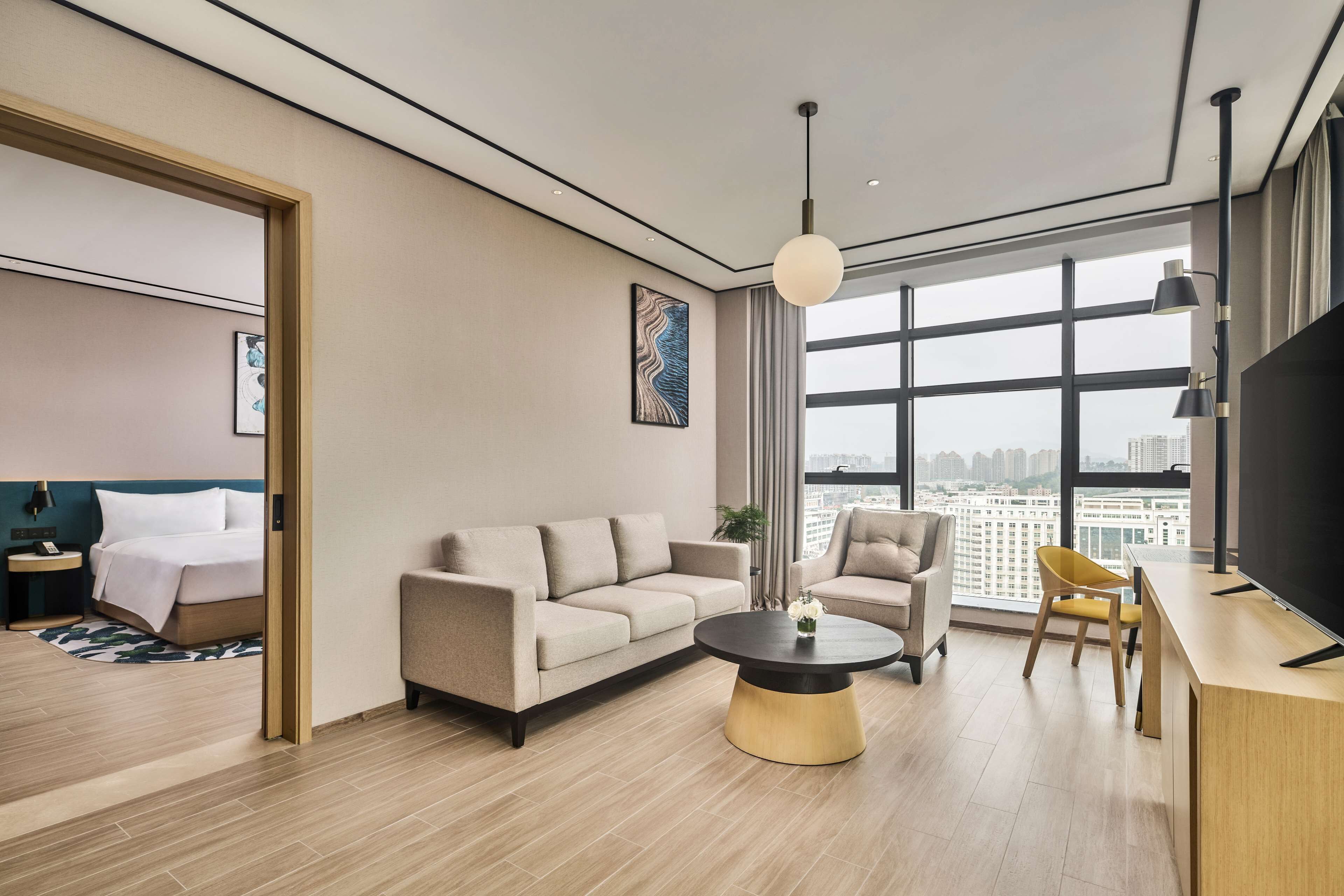 花园豪华阳台套房 | 客廳 | 55 吋平面電視連有線電視頻道、電視