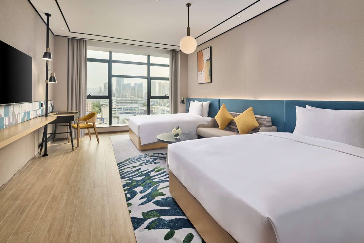 Minibar, caja de seguridad en la habitación y escritorio