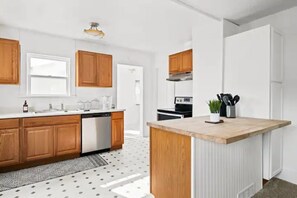 Jääkaappi, uuni, liesi, astianpesukone