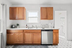 Fridge, oven, stovetop, dishwasher - 5th St Modern in prime Nampa location (Nampa)