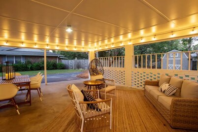 Spacious Valdosta Retreat + Screened Porch, Large Yard & Peaceful Vibes