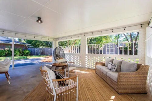 Spacious Valdosta Retreat + Screened Porch, Large Yard & Peaceful Vibes