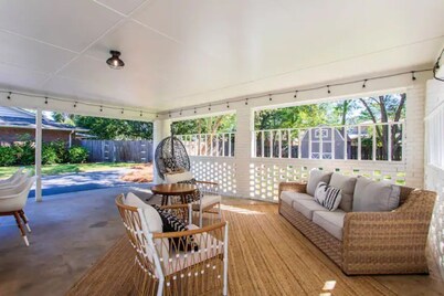Spacious Valdosta Retreat + Screened Porch, Large Yard & Peaceful Vibes
