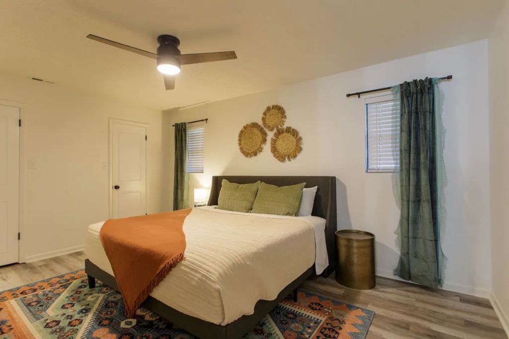 4 bedrooms, desk, iron/ironing board, travel crib