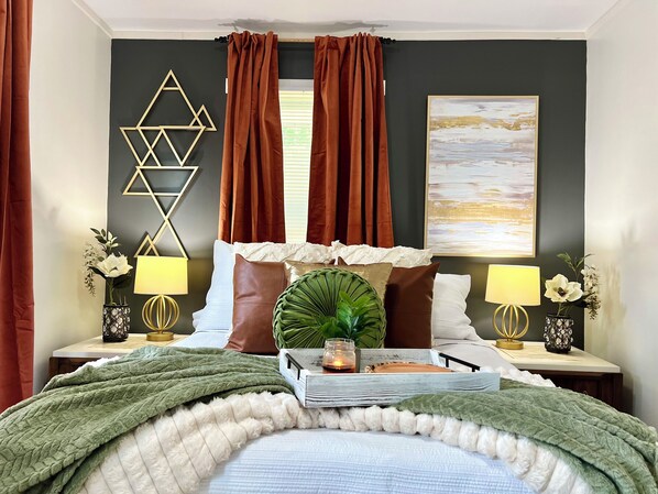 2 bedrooms, desk, iron/ironing board, travel cot - NEW Kitchen - The Uptown Collective (Englewood)