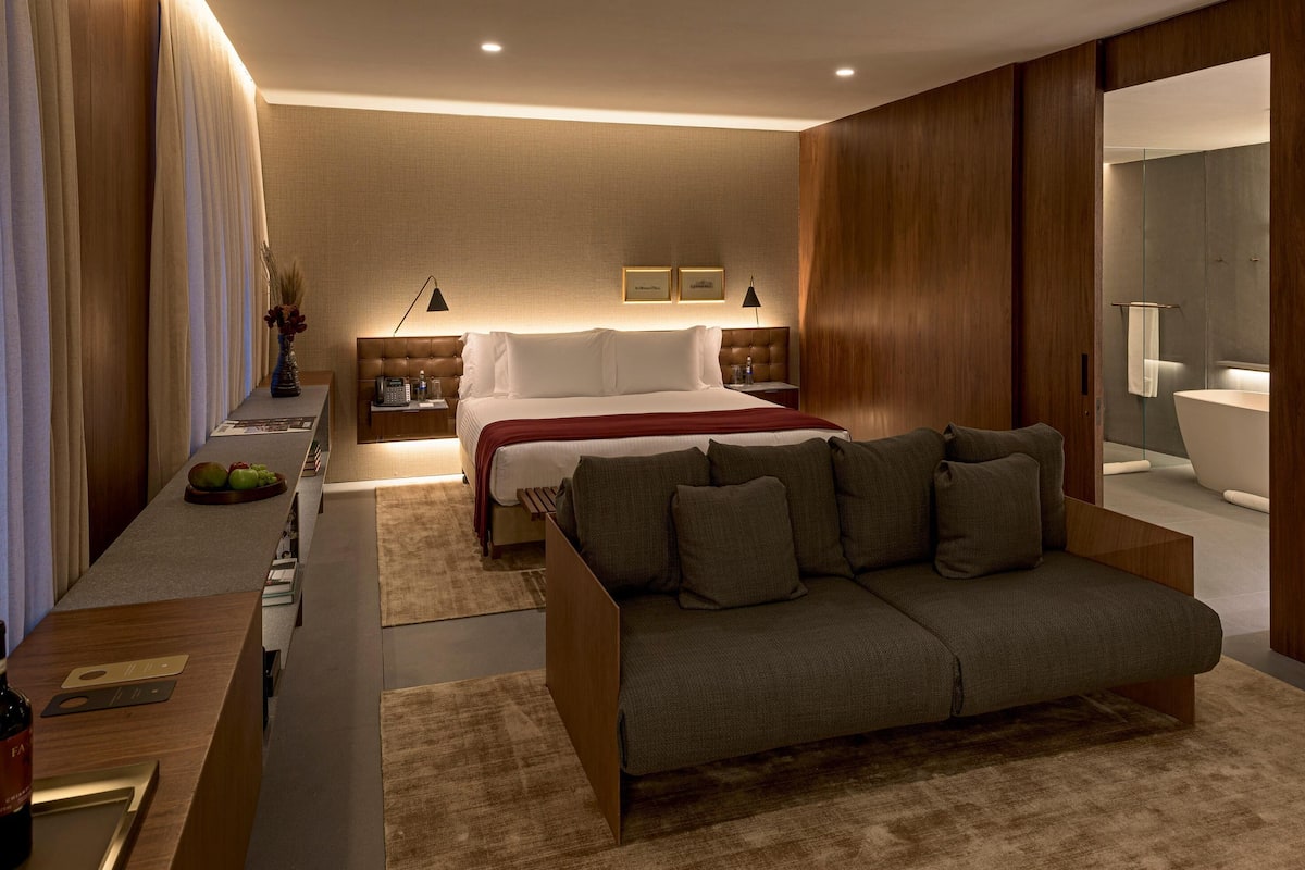 Minibar, in-room safe, individually decorated, individually furnished