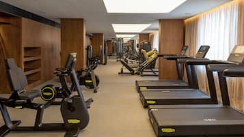 Ett gym med löpband, crosstrainers och styrketräningsmaskiner.
