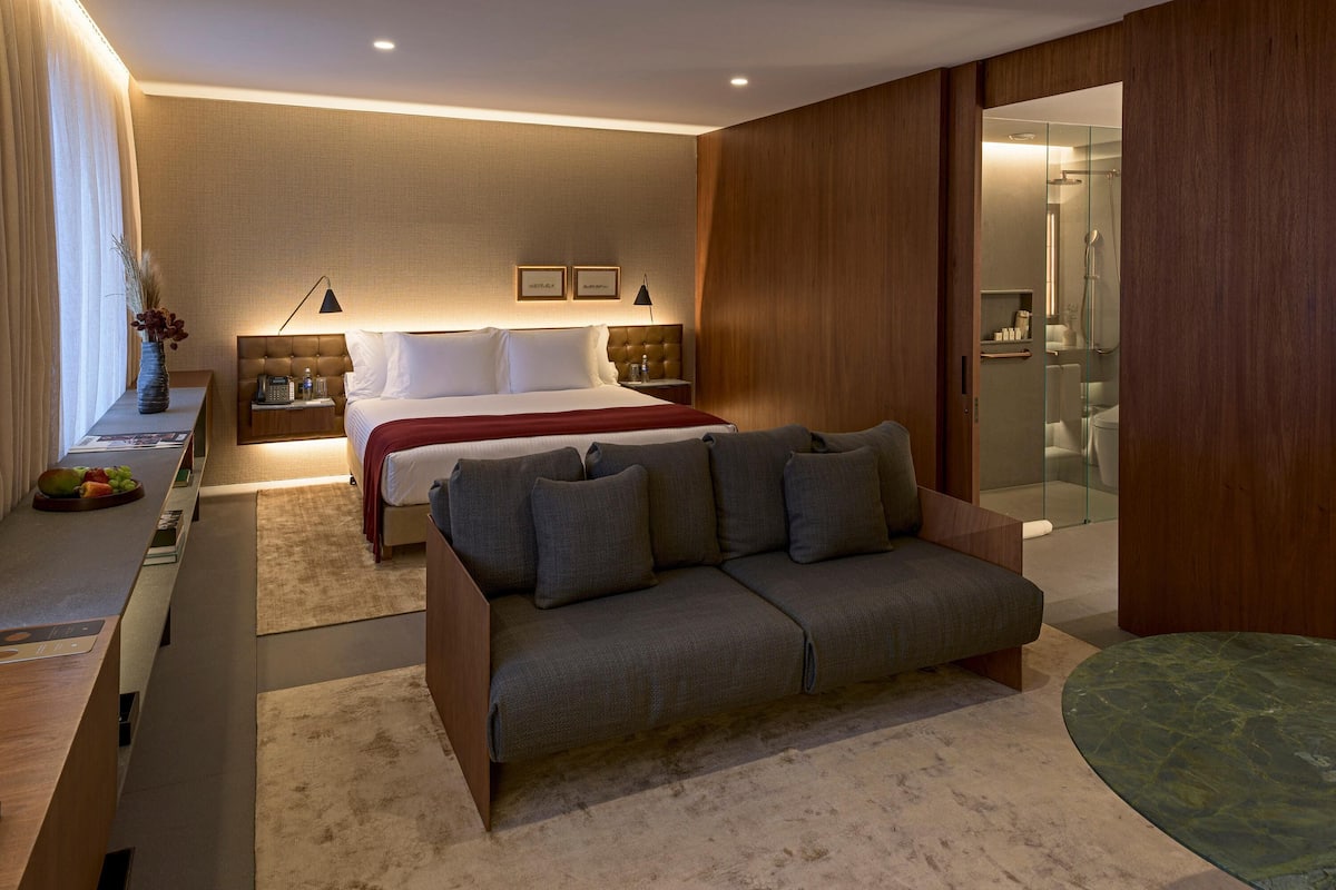 Minibar, in-room safe, individually decorated, individually furnished