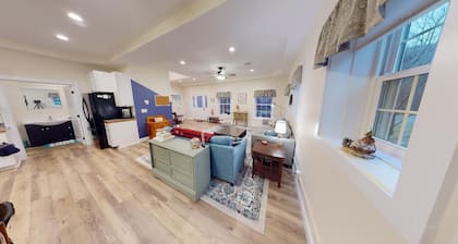 Creekside Cottage - Sleeps 10 - Heated Pool!