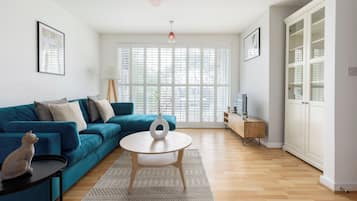 Apartment | Living area | 37-inch TV with cable channels, Netflix, streaming services