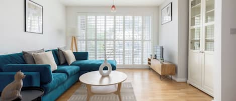 Apartment | Wohnbereich | 37-Zoll-Fernseher mit Kabelempfang, Netflix, Streaming-Dienste