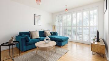 Apartment | Living area | 37-inch TV with cable channels, Netflix, streaming services