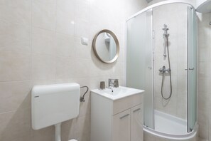 Dusche, Haartrockner, Handtücher, Seife
