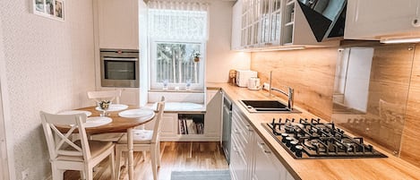 Réfrigérateur, four à micro-ondes, un four, surface de cuisson
