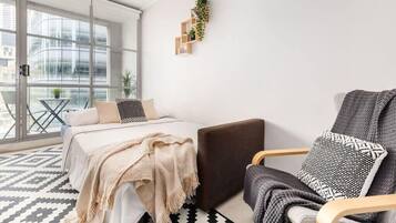 Tabla de planchar con plancha, wifi y ropa de cama