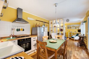 Kühlschrank, Ofen, Herdplatte, Wasserkocher mit Kaffee-/Teezubehör