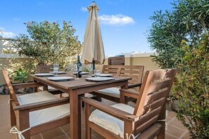Outdoor dining - Luxury Holiday Villa 'Villa Solymar' with Sea View, Private Heated Pool & Wi-Fi (Corralejo)
