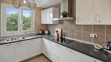 Een koelkast, een magnetron, een oven, een kookplaat