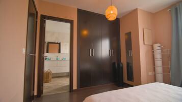 3 Schlafzimmer, BĂŒgeleisen/BĂŒgelbrett, kostenloses WLAN, BettwĂ€sche