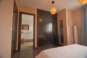 3 dormitorios, tabla de planchar con plancha, wifi gratis y ropa de cama