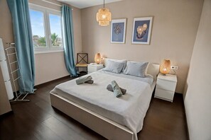 3 slaapkamers, een strijkplank/strijkijzer, gratis wifi, beddengoed