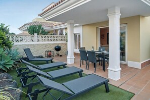 Outdoor dining - Luxury Holiday Villa 'Villa Solymar' with Sea View, Private Heated Pool & Wi-Fi (Corralejo)