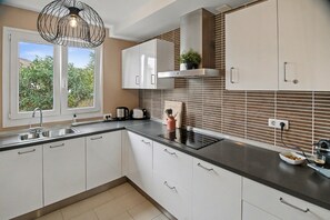Fridge, microwave, oven, stovetop - Luxury Holiday Villa 'Villa Solymar' with Sea View, Private Heated Pool & Wi-Fi (Corralejo)