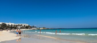 Vakantievilla 'Villa Solymar' met zeezicht, privézwembad en wifi