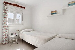 3 bedrooms, free WiFi, bed sheets - Holiday Home 'Casa De Romero - Solo Familias' with Private Terrace and Wi-Fi (Conil)