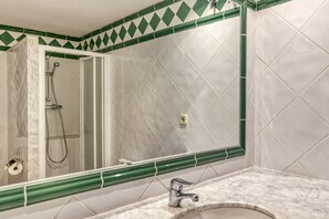 Bathtub, hair dryer, towels