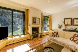 TV, fireplace - Villa 'Maria' with Private Pool, Wi-Fi and Air Conditioning (Navata)