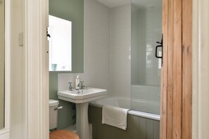 Badewanne, Haartrockner, Handtücher