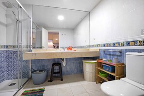 Ducha, secador de pelo, toallas