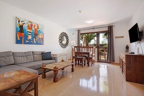 TV - Vacation Home "Mimi Oasis Tamarindo" with Shared Pool & Wi-Fi (Corralejo)