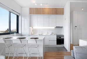 Fridge, microwave, oven, stovetop - "Formosa Home" Apartment with Lake View, Balcony & Wi-Fi (Faro)