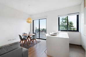 Dining - "Formosa Home" Apartment with Lake View, Balcony & Wi-Fi (Faro)