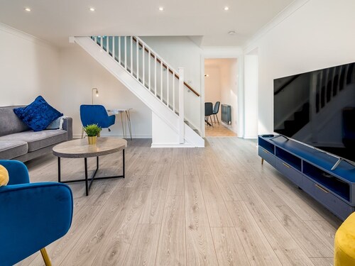 Pass the Keys | Stylish 4 Bedroom Home with Parking in Borehamwood