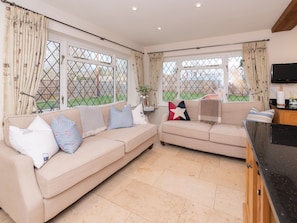 Fernseher, DVD-Player, Bücher, Arbeitsbereiche