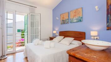 3 bedrooms, iron/ironing board, free WiFi, bed sheets