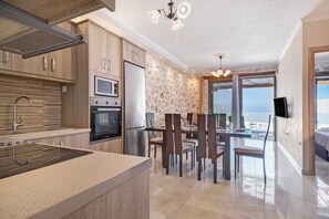 Een koelkast, een microgolfoven, een oven, een kookplaat